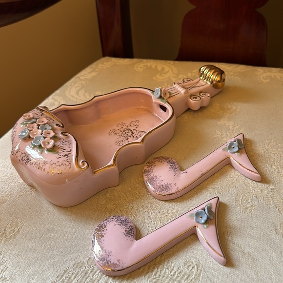Vintage hand painted porcelain Artmark violin wall pocket w/musical notes, 1950s - Picture 4 of 15